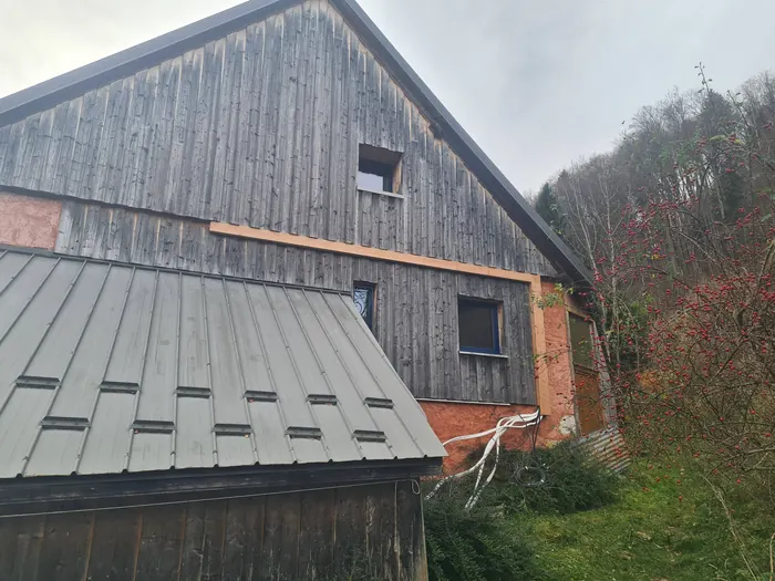 Bâtiment avec bardage bois et toiture en bac acier neuve