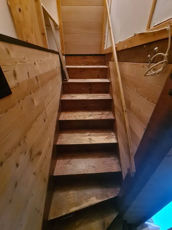 Escalier en bois habillé avec éclairage LED sous les marches