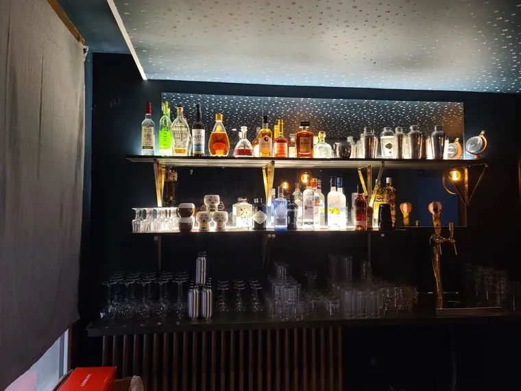 Bar sur mesure en bois avec éclairage LED et étagères à bouteilles