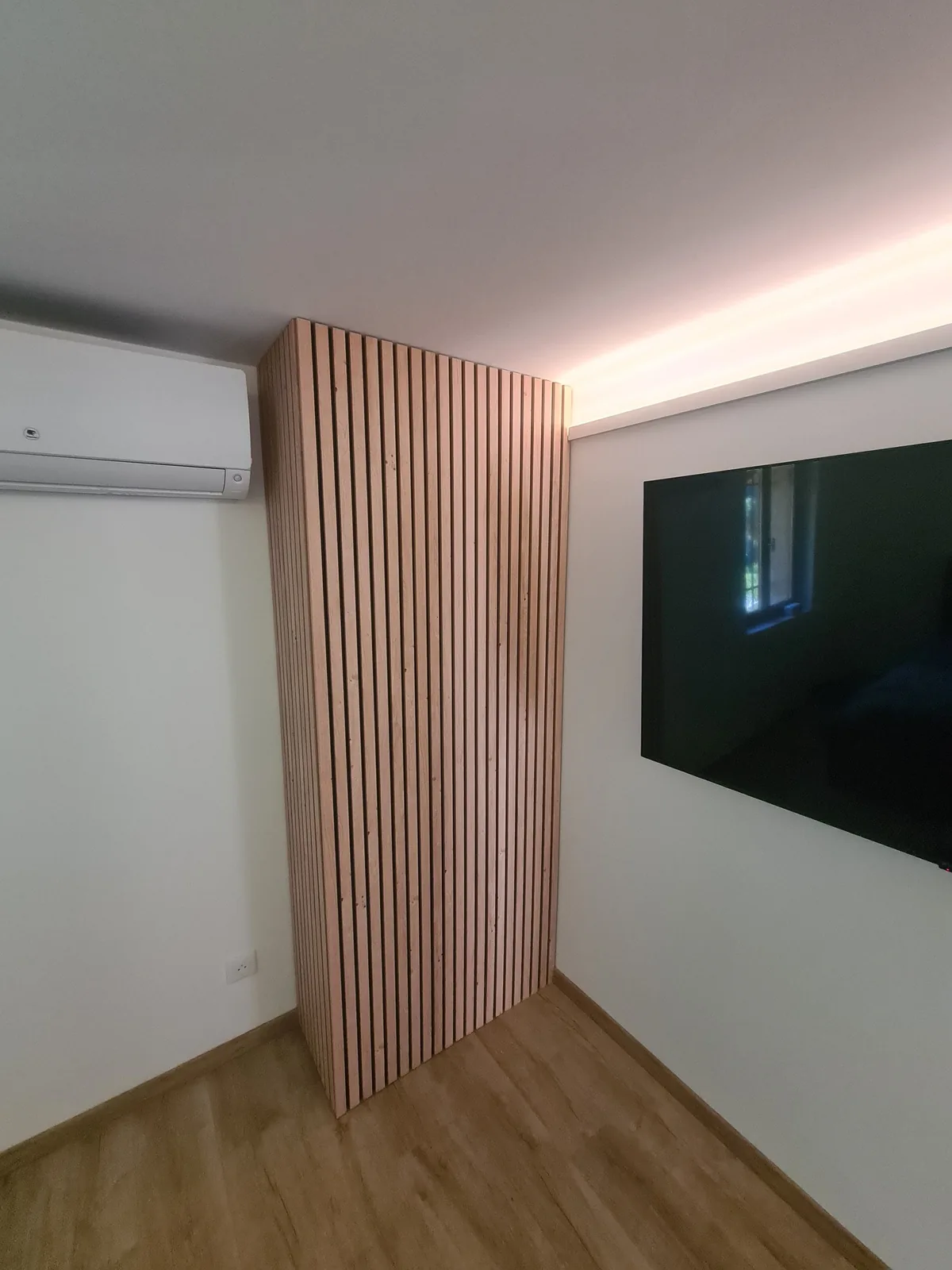 Habillage mural en lambris cannelé avec éclairage LED intégré